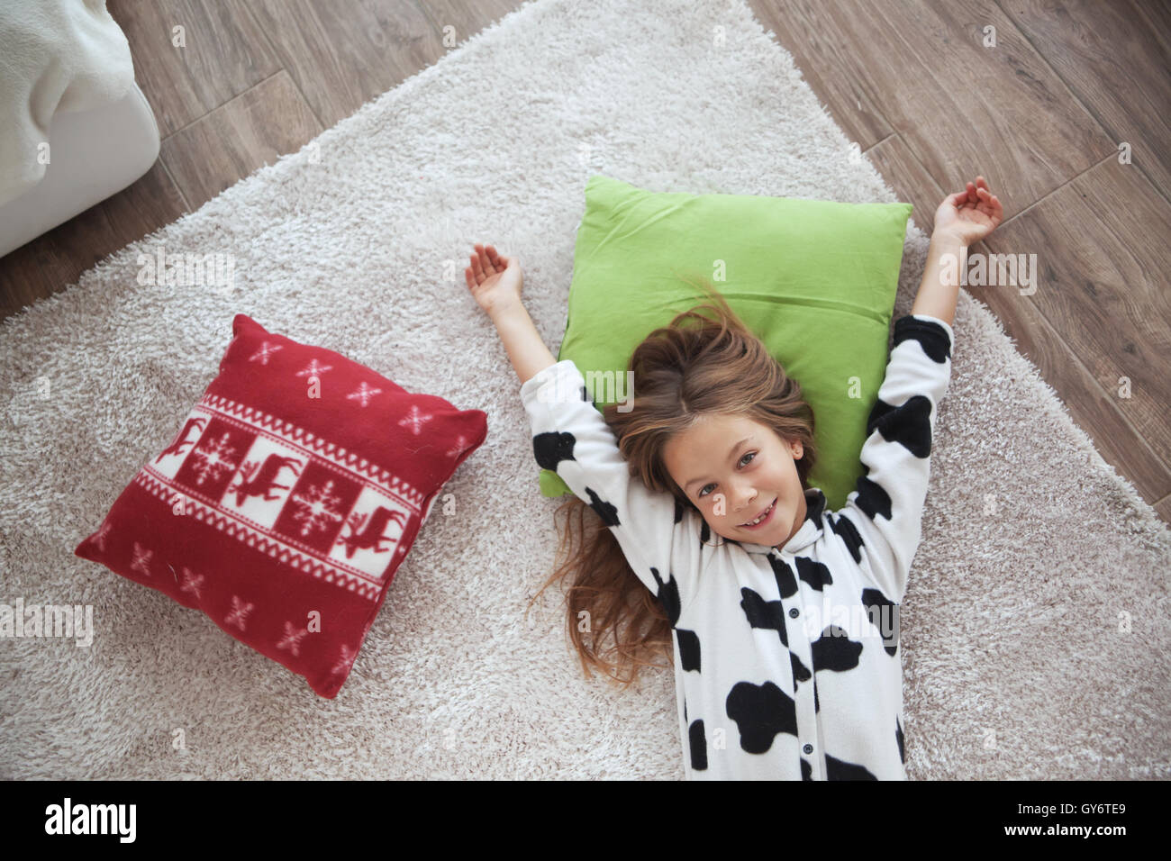 Enfant en pyjama vache Banque D'Images