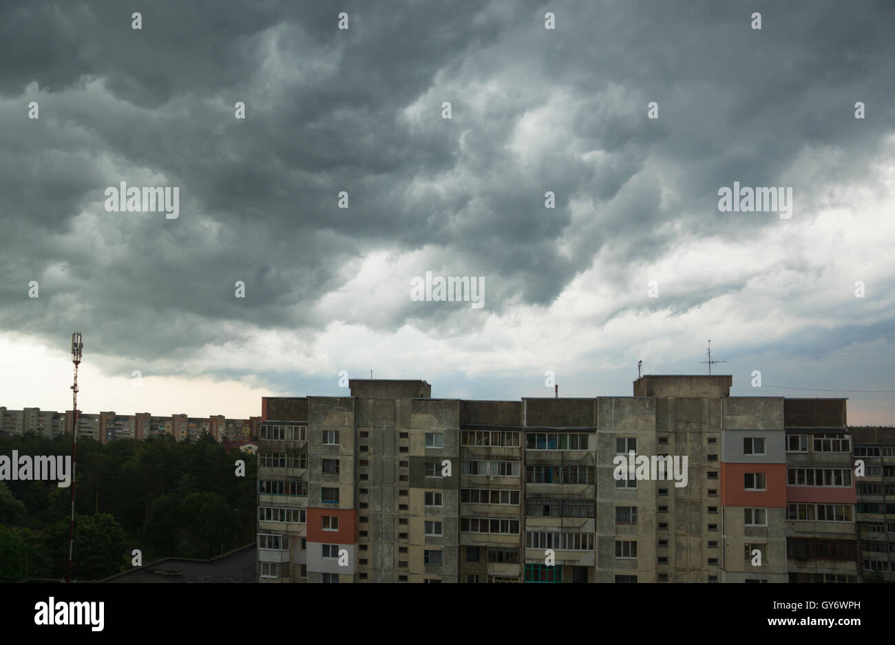 Les nuages de tempête sombre dans le ciel avant la tempête Banque D'Images