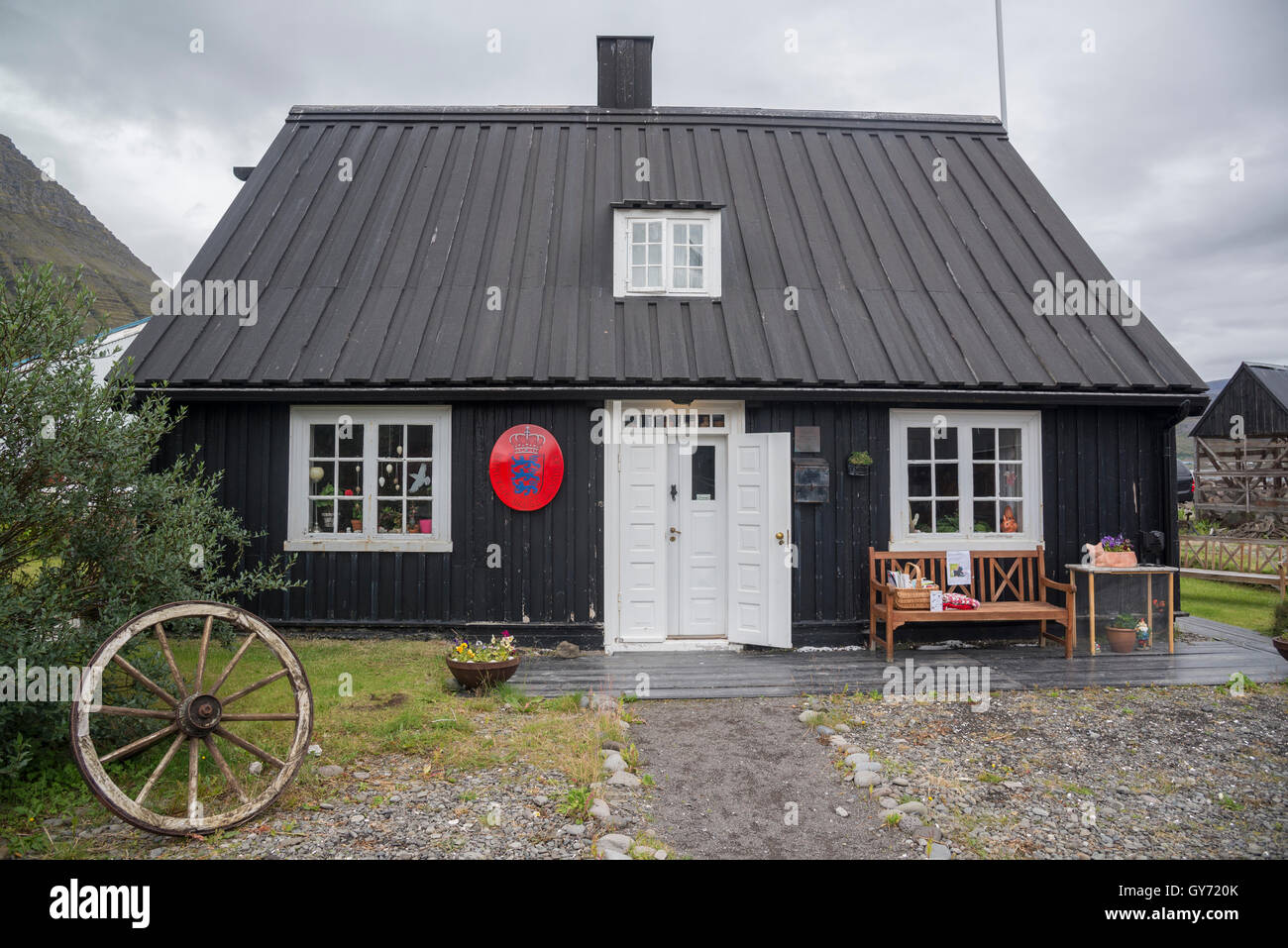 Maison dans village de pêcheurs islandais Isafjordur Banque D'Images