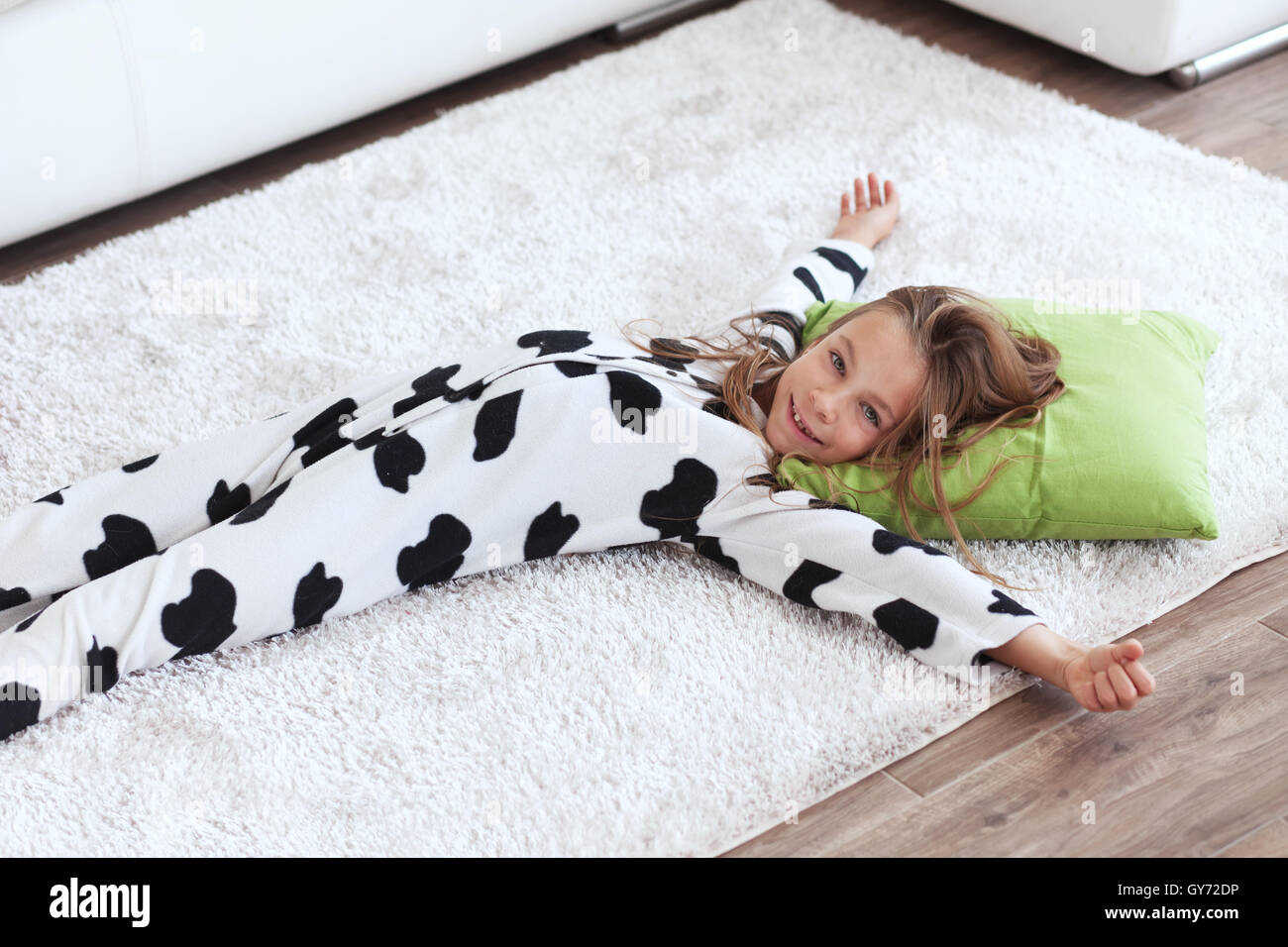 Enfant en pyjama vache Banque D'Images