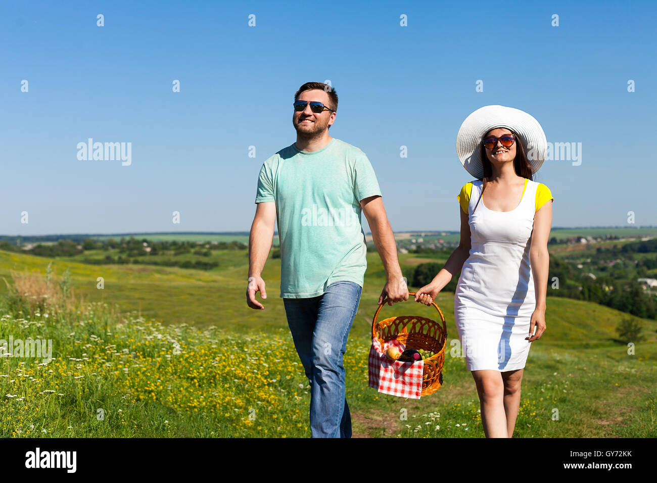 Jeune couple avec panier pique-nique Banque D'Images