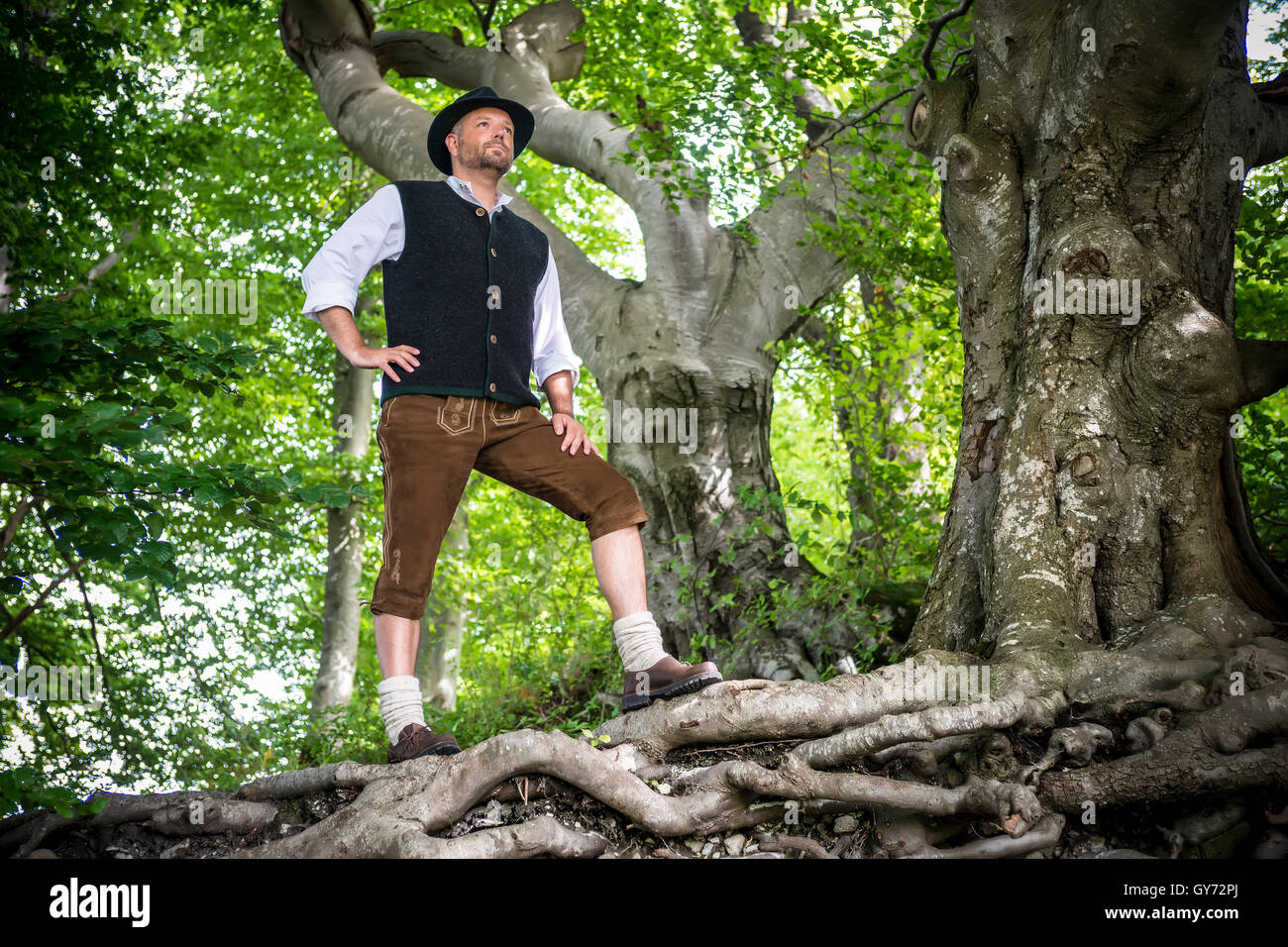 L'homme traditionnel bavarois permanent Banque D'Images
