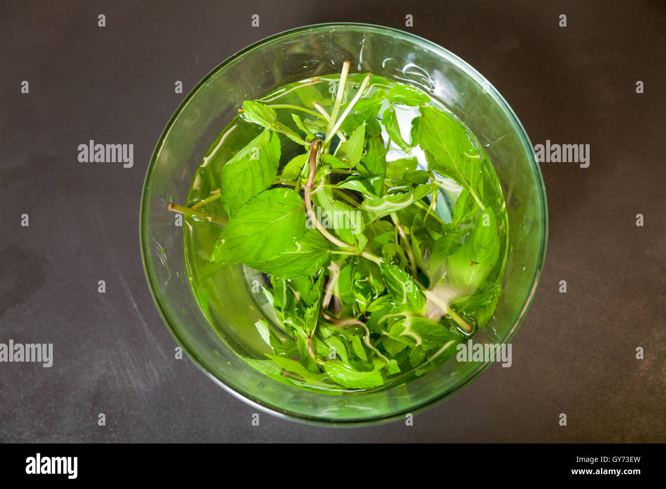 Dans l'assiette de menthe Banque D'Images