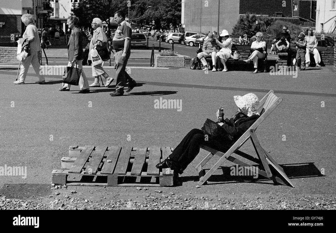 AJAXNETPHOTO. WORTHING, Angleterre. - En mer - UNE PLACE AU SOLEIL. Sur la PROMENADE À CÔTÉ DE LA PLAGE. photo:JONATHAN EASTLAND/AJAX REF:l'adresse 0223BW 10  6 Banque D'Images