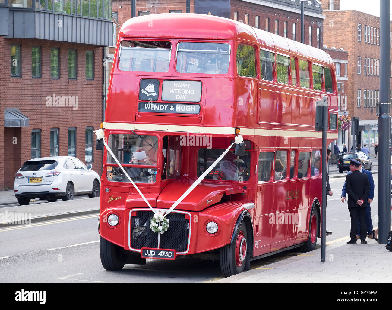 Bus Routemaster rouge Vintage qui est utilisé pour un véhicule de mariage Banque D'Images