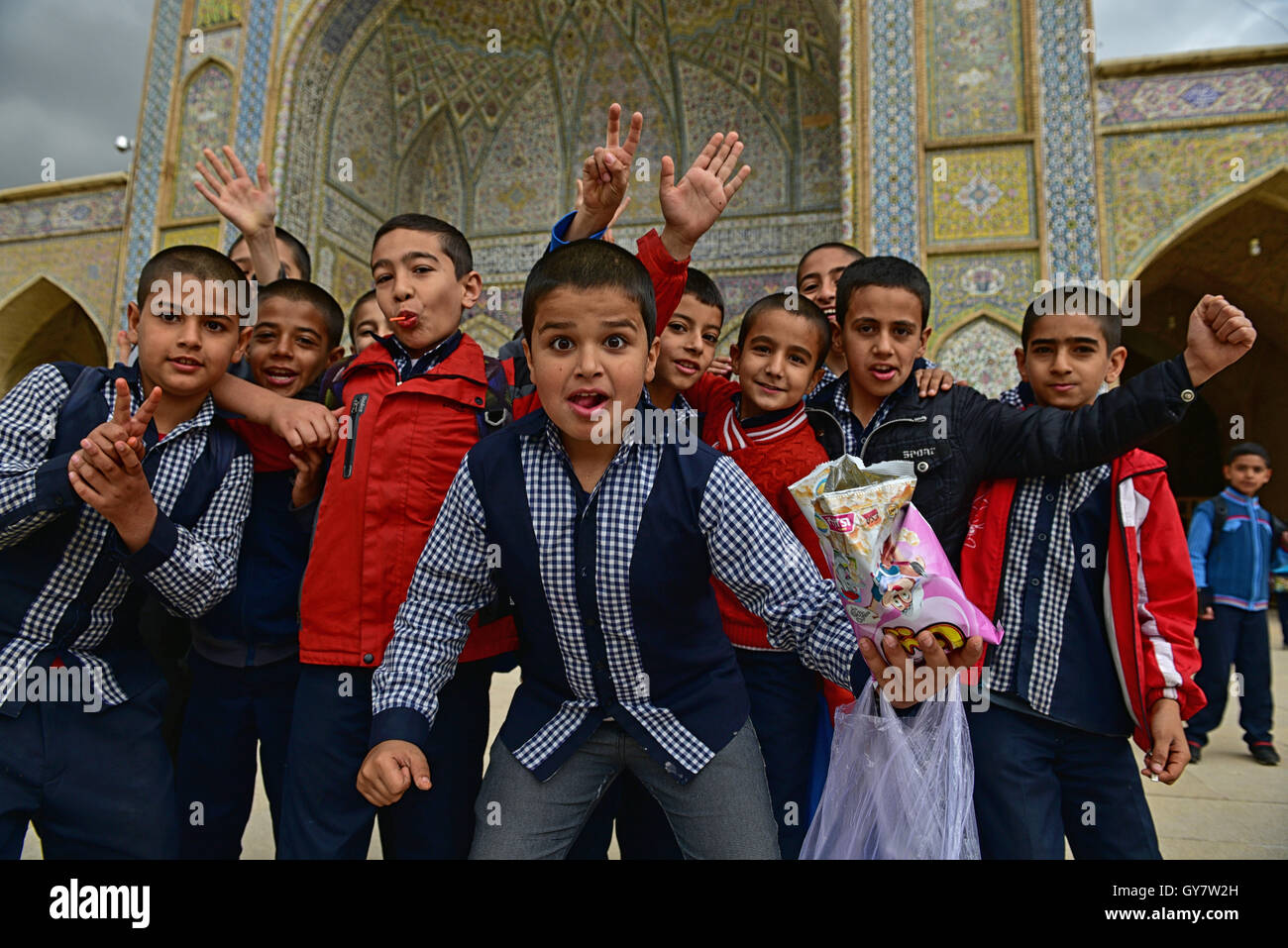 Enfants à Chiraz mosquée Vakil Banque D'Images