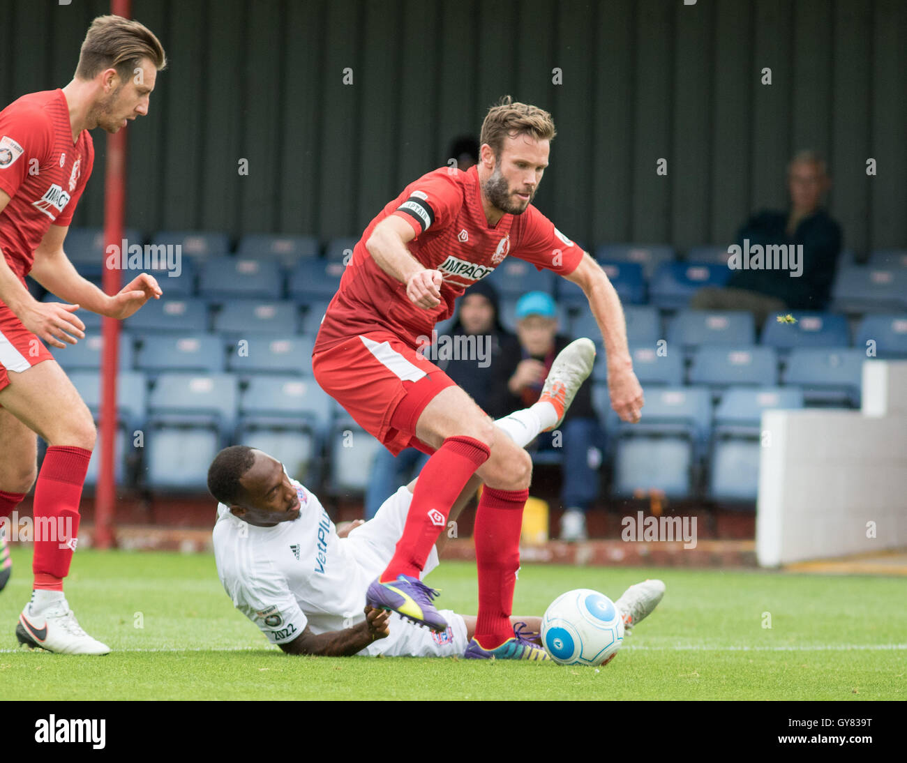 Andy Monkhouse aborde Bohan Dixon au cours de Worksop Town match contre l'AFC Fylde dans la FA Cup 2ème tour de qualification Banque D'Images