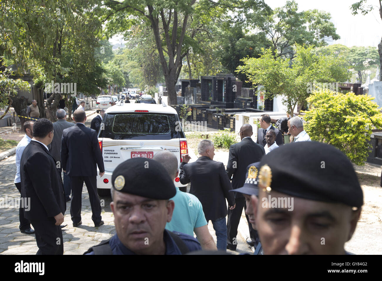 Sao Paulo, Brésil. 17 Sep, 2016. Funérailles de l'acteur bien-aimé brésilien DOMINGOS MONTAGNER, qui se sont noyés dans la rivière Sao Francisco jeudi, 15. Acteurs, amis et famille ont assisté aux funérailles à Sao Paulo, ce samedi 17. MONTAGNER était de 54 ans et a joué le rôle de premier plan dans l'Velho Chico, soap opera de Globo TV Network. Credit : Paulo Lopes/ZUMA/Alamy Fil Live News Banque D'Images