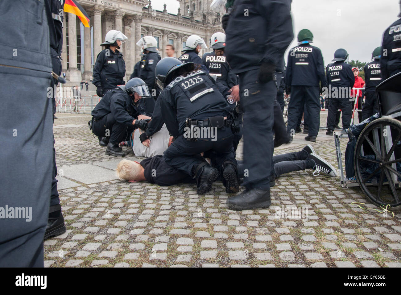 Berlin, Allemagne. Sept 17, 2016. Service de l'église œcuménique après mars pour la vie (manifestation annuelle contre l'avortement). L'arrestation par les policiers à l'encontre des manifestants. Banque D'Images