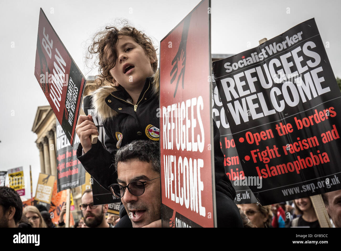 Londres, Royaume-Uni. Sept 17, 2016. Les réfugiés accueillis ici protestation de masse mars à la place du Parlement à Westminster Crédit : Guy Josse/Alamy Live News Banque D'Images