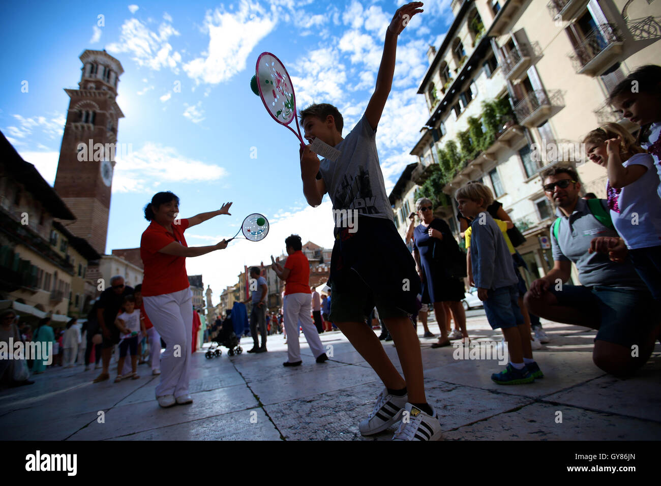 Vérone, Italie. 18 sept., 2016. Un garçon (R) apprend à jouer Taichi Soft Power Ball avec un interprète chinois au cours de Tocati à Vérone de l'Italie, le 17 septembre, 2016. Des artistes de différents endroits de la Chine a apporté des jeux traditionnels, de la musique et des danses à l'Italien centre historique de Vérone pendant le 14ème Festival International des Jeux Tocati Street. (Xinhua/Jin Yu) (WTC) Credit : Xinhua/Alamy Live News Banque D'Images