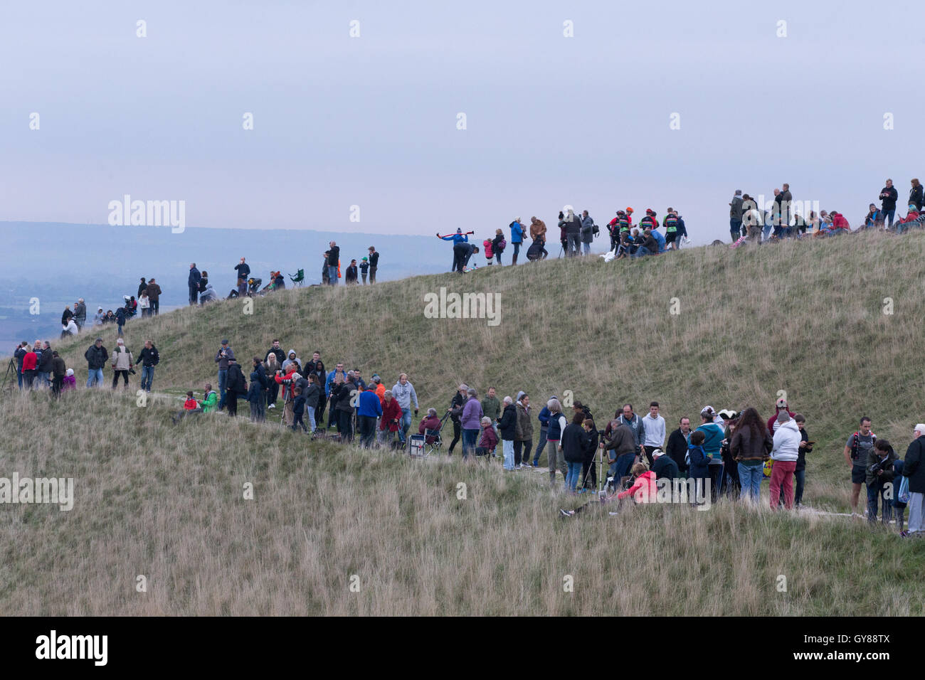 Westbury Wiltshire, Royaume-Uni. 18 sept., 2016. Des centaines de personnes se rassemblent pour surveiller la démolition de l'emblématique Hôtel Westbury, cimenterie, cheminée. Le monument qui est de 400 ft (122 mètres) de hauteur et presque aussi grand que Salisbury cathédrales spire avait dominé le paysage depuis les années 1960 warly. Une série d'explosions contrôlées ont amené la structure vers le bas à 7h00 dimanche matin. La chance Lily lycéenne Sargent a appuyé sur le détonateur du plongeur. Wayne Farrell/Alamy News Banque D'Images