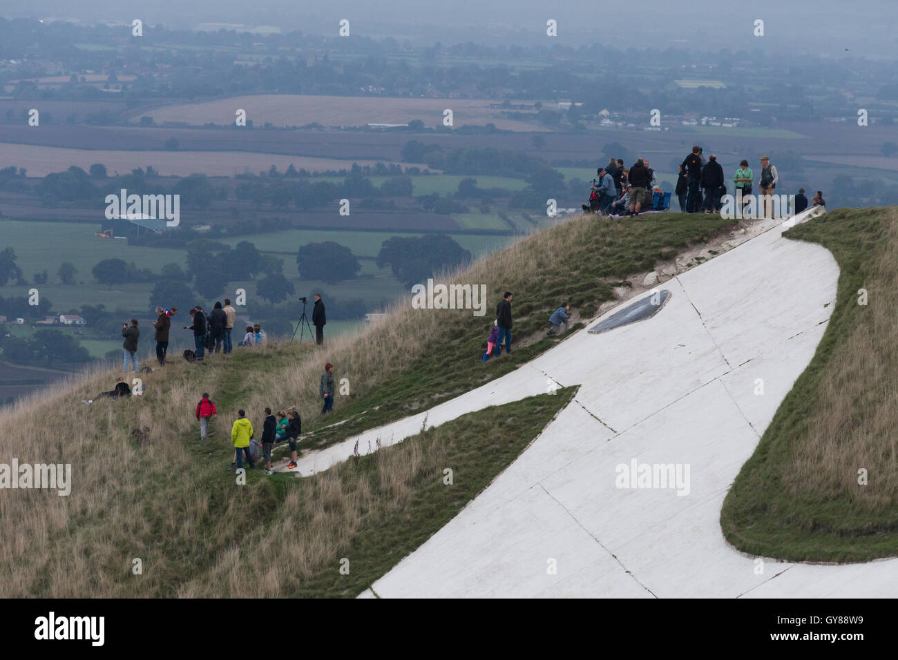 Westbury Wiltshire, Royaume-Uni. 18 sept., 2016. Des centaines de personnes se rassemblent pour surveiller la démolition de l'emblématique Hôtel Westbury, cimenterie, cheminée. Le monument qui est de 400 ft (122 mètres) de hauteur et presque aussi grand que Salisbury cathédrales spire avait dominé le paysage depuis les années 1960 warly. Une série d'explosions contrôlées ont amené la structure vers le bas à 7h00 dimanche matin. La chance Lily lycéenne Sargent a appuyé sur le détonateur du plongeur. Wayne Farrell/Alamy News Banque D'Images
