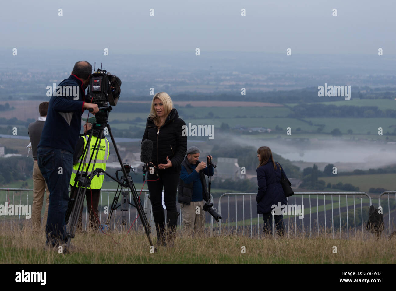 Westbury Wiltshire, Royaume-Uni. 18 sept., 2016. Des centaines de personnes se rassemblent pour surveiller la démolition de l'emblématique Hôtel Westbury, cimenterie, cheminée. Le monument qui est de 400 ft (122 mètres) de hauteur et presque aussi grand que Salisbury cathédrales spire avait dominé le paysage depuis les années 1960 warly. Une série d'explosions contrôlées ont amené la structure vers le bas à 7h00 dimanche matin. La chance Lily lycéenne Sargent a appuyé sur le détonateur du plongeur. Wayne Farrell/Alamy News Banque D'Images