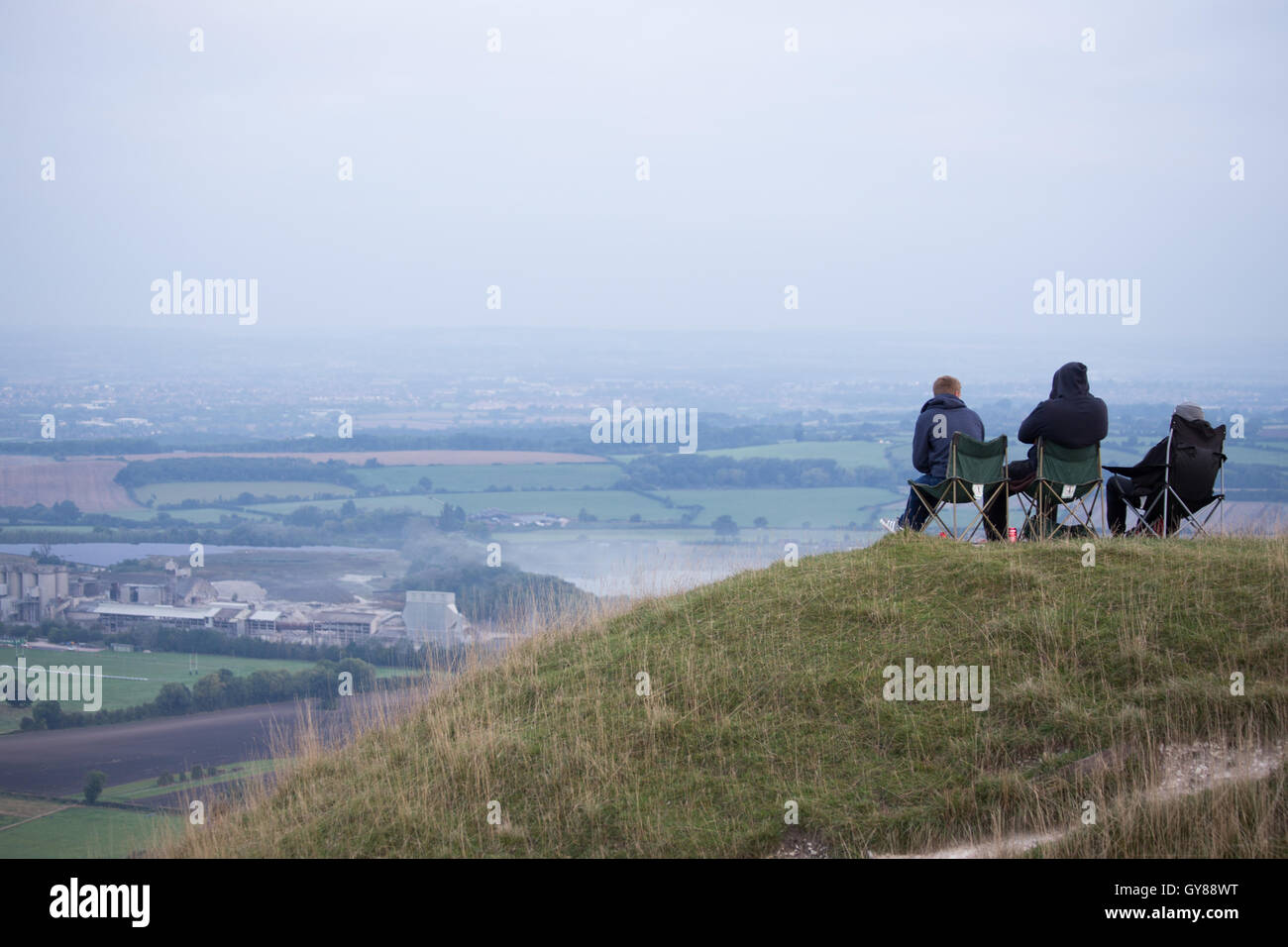 Westbury Wiltshire, Royaume-Uni. 18 sept., 2016. Des centaines de personnes se rassemblent pour surveiller la démolition de l'emblématique Hôtel Westbury, cimenterie, cheminée. Le monument qui est de 400 ft (122 mètres) de hauteur et presque aussi grand que Salisbury cathédrales spire avait dominé le paysage depuis les années 1960 warly. Une série d'explosions contrôlées ont amené la structure vers le bas à 7h00 dimanche matin. La chance Lily lycéenne Sargent a appuyé sur le détonateur du plongeur. Wayne Farrell/Alamy News Banque D'Images
