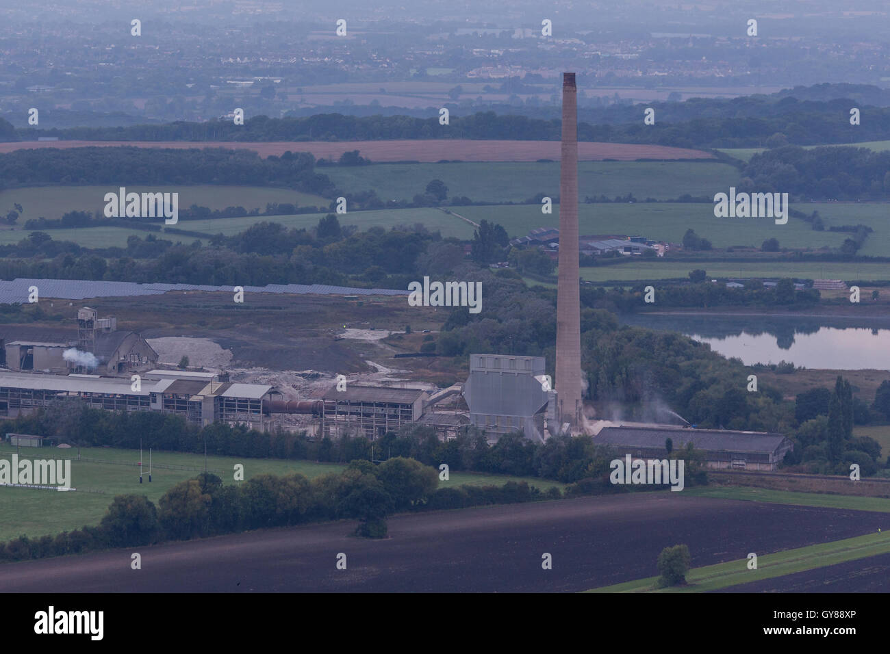 Westbury Wiltshire, Royaume-Uni. 18 sept., 2016. Des centaines de personnes se rassemblent pour surveiller la démolition de l'emblématique Hôtel Westbury, cimenterie, cheminée. Le monument qui est de 400 ft (122 mètres) de hauteur et presque aussi grand que Salisbury cathédrales spire avait dominé le paysage depuis le début des années 60. Une série d'explosions contrôlées ont amené la structure vers le bas à 7h00 dimanche matin. La chance Lily lycéenne Sargent a appuyé sur le détonateur du plongeur. Wayne Farrell/Alamy News Banque D'Images