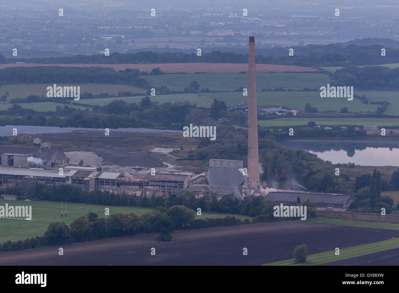 Westbury Wiltshire, Royaume-Uni. 18 sept., 2016. Des centaines de personnes se rassemblent pour surveiller la démolition de l'emblématique Hôtel Westbury, cimenterie, cheminée. Le monument qui est de 400 ft (122 mètres) de hauteur et presque aussi grand que Salisbury cathédrales spire avait dominé le paysage depuis le début des années 60. Une série d'explosions contrôlées ont amené la structure vers le bas à 7h00 dimanche matin. La chance Lily lycéenne Sargent a appuyé sur le détonateur du plongeur. Wayne Farrell/Alamy News Banque D'Images
