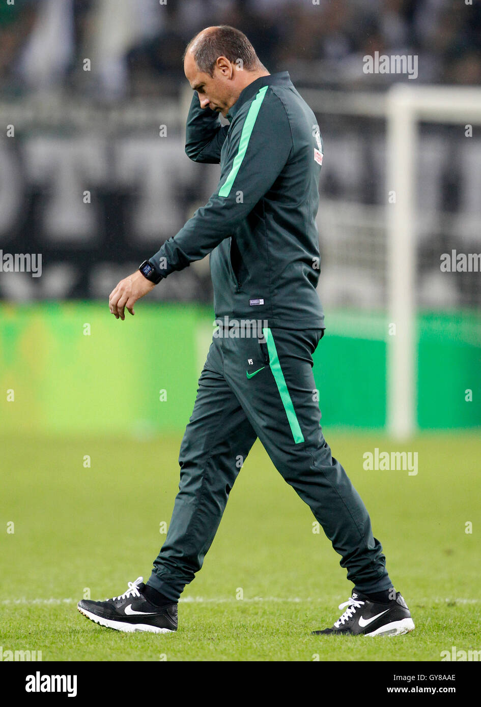 Moenchengladbach, Allemagne. 17 Sep, 2016. L'entraîneur de Brême Viktor Skripnik promenades sur le terrain comme Brême perd 4:1 dans la Bundesliga match Borussia Moenchengladbach entre le Werder Brême et dans le stade Borussia-Park, Moenchengladbach en Allemagne, 17 septembre 2016. Photo : ROLAND WEIHRAUCH/dpa (EMBARGO SUR LES CONDITIONS - ATTENTION - En raison de la lignes directrices d'accréditation, le LDF n'autorise la publication et l'utilisation de jusqu'à 15 photos par correspondance sur internet et dans les médias en ligne pendant le match)/dpa/Alamy Live News Banque D'Images