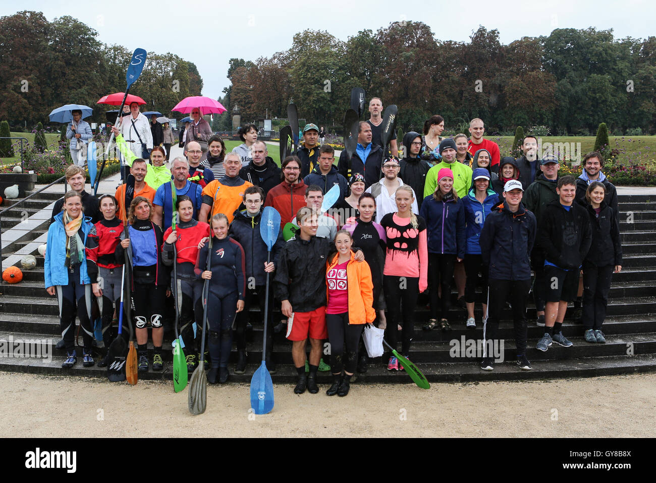 Ludwigsburg, Allemagne. 18 Sep, 2016. Les participants à une régate de la citrouille au lac en face de l'église baroque de Ludwigsburg, Allemagne, 18 septembre 2016. Dpa : Crédit photo alliance/Alamy Live News Banque D'Images