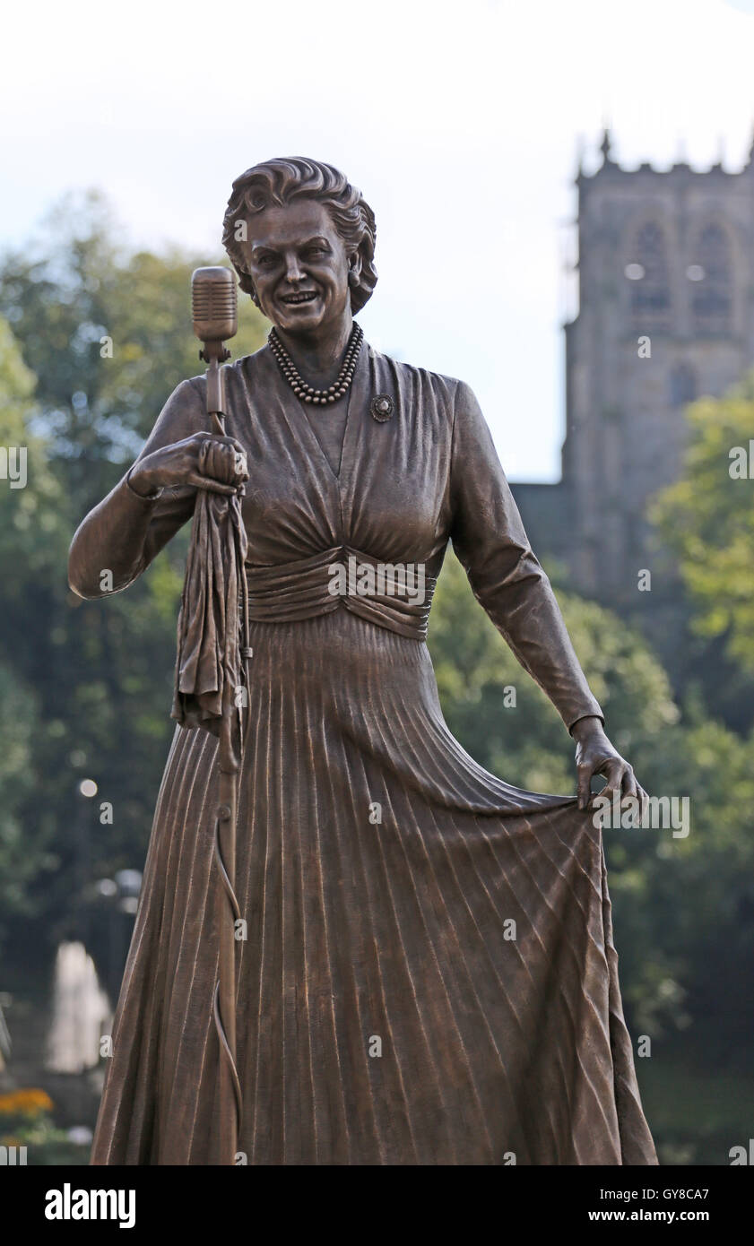 Rochdale, UK. 18 sept., 2016. La statue conçue par Sean hedges Quinn de Dame Gracie Fields, Rochdale, Lancashire, 11 Septembre, 2016 Crédit : Barbara Cook/Alamy Live News Banque D'Images