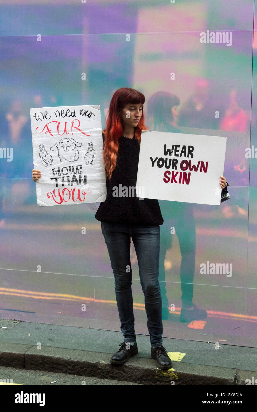 Londres, Royaume-Uni. 18 sept., 2016. Un groupe de manifestants anti fourrure tenir des pancartes lors de la London Fashion Week Semaine de Brewer Street London Crédit : amer ghazzal/Alamy Live News Banque D'Images