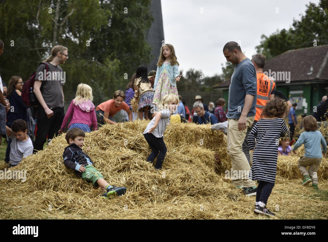 Londres, Angleterre, Royaume-Uni - 18/09/2016 - Familles et enfants au moulin à vent à Brixton pour le London Open House festival - Crédit : Stefano Padoan / Alamy News Banque D'Images