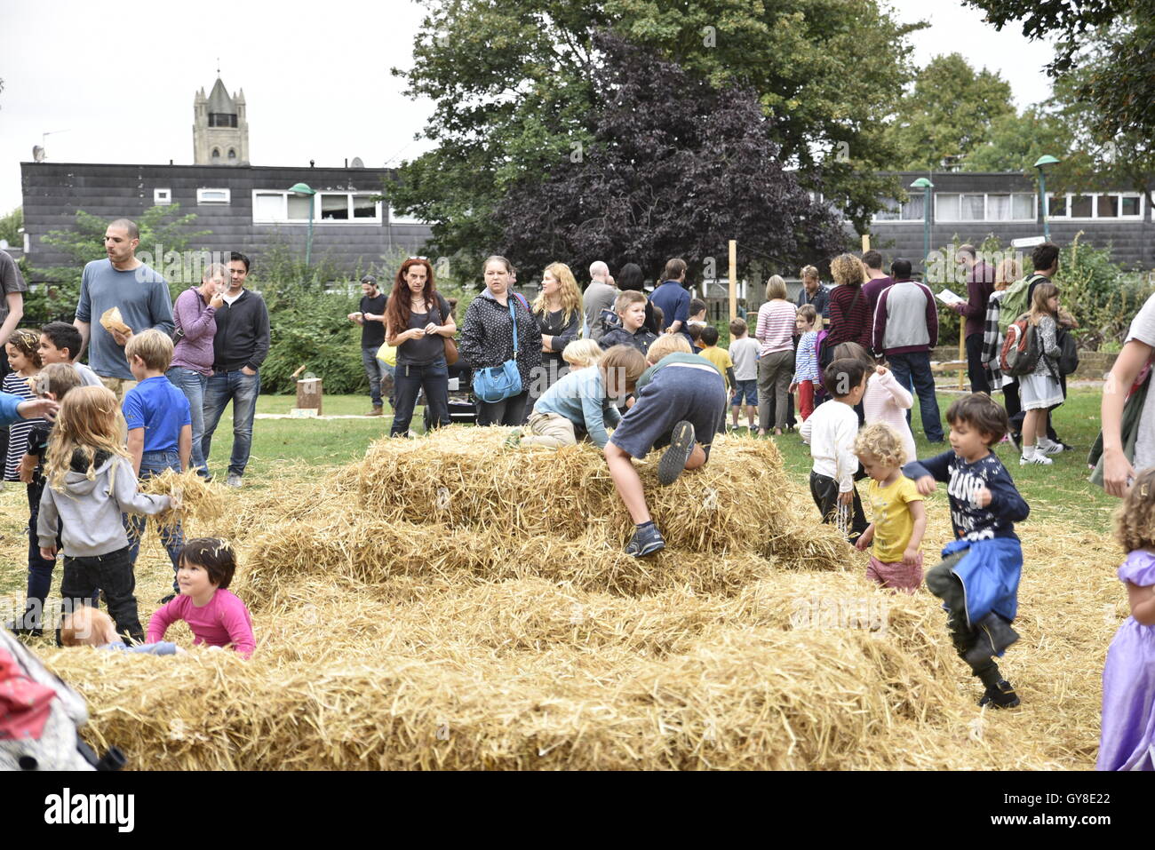 Londres, Angleterre, Royaume-Uni - 18/09/2016 - Familles et enfants au moulin à vent à Brixton pour le London Open House festival - Crédit : Stefano Padoan / Alamy News Banque D'Images