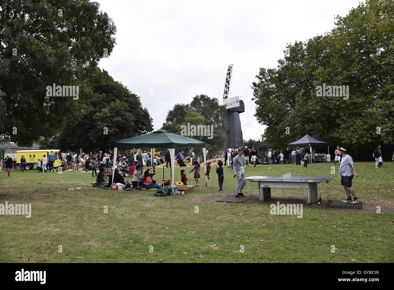 Londres, Angleterre, Royaume-Uni - 18/09/2016 - Familles et enfants au moulin à vent à Brixton pour le London Open House festival - Crédit : Stefano Padoan / Alamy News Banque D'Images