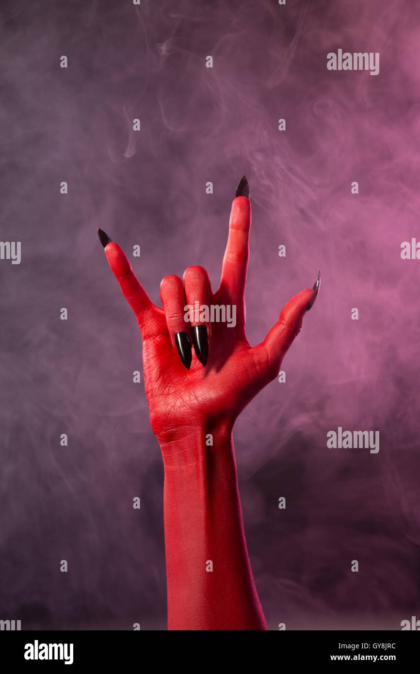 Heavy metal red devil, part avec les ongles noirs Banque D'Images