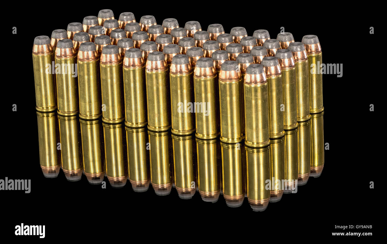 Fort de munitions de pistolet sur une table de réflexion Banque D'Images