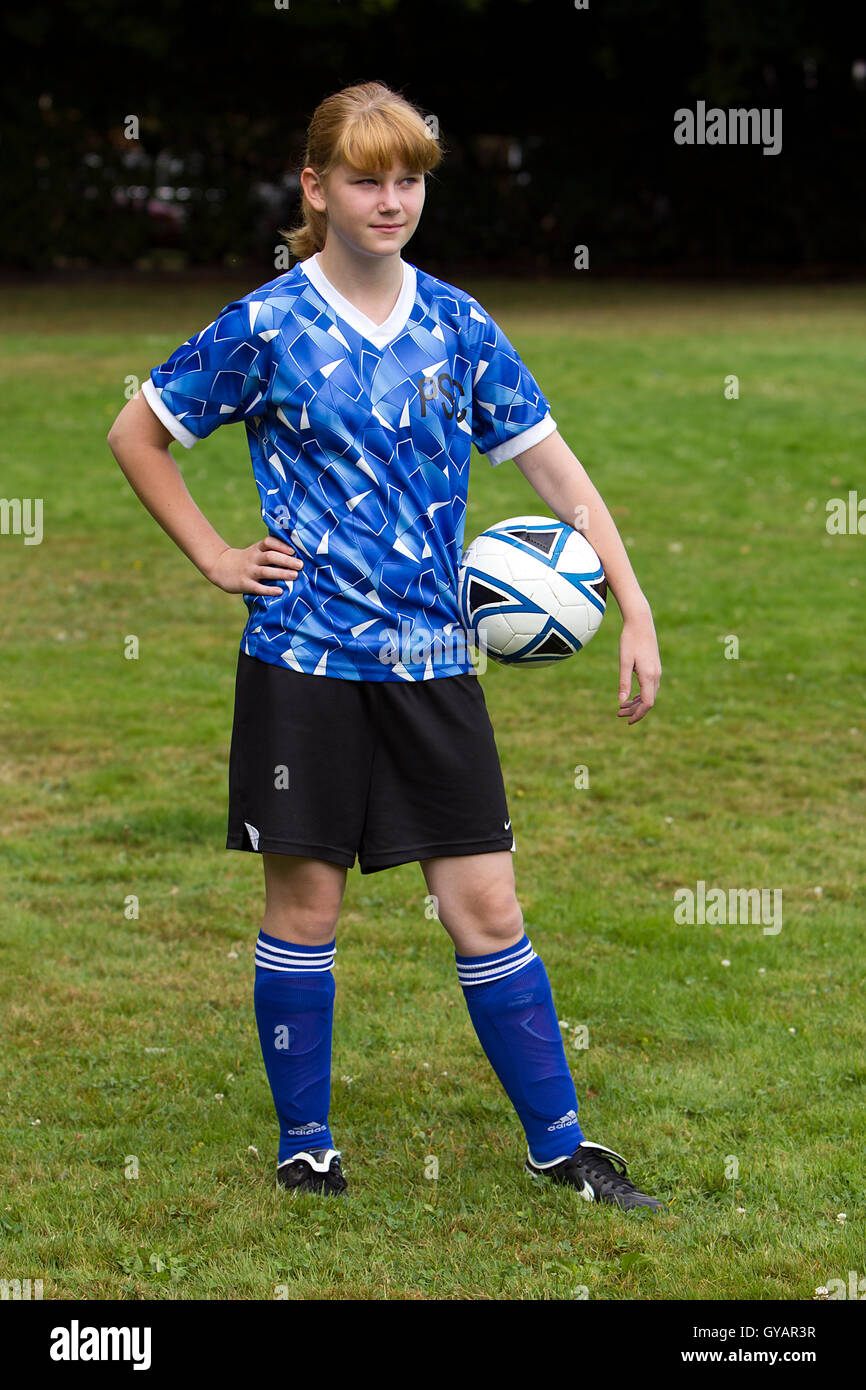 Teen soccer player posant avec une balle. Banque D'Images