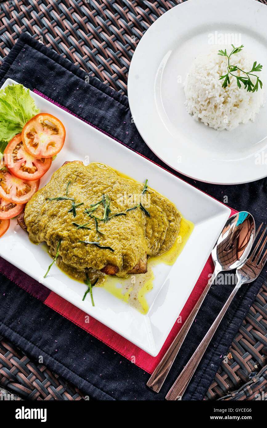 Filet de poisson thai avec sauce au curry vert asiatique et le riz de repas Banque D'Images