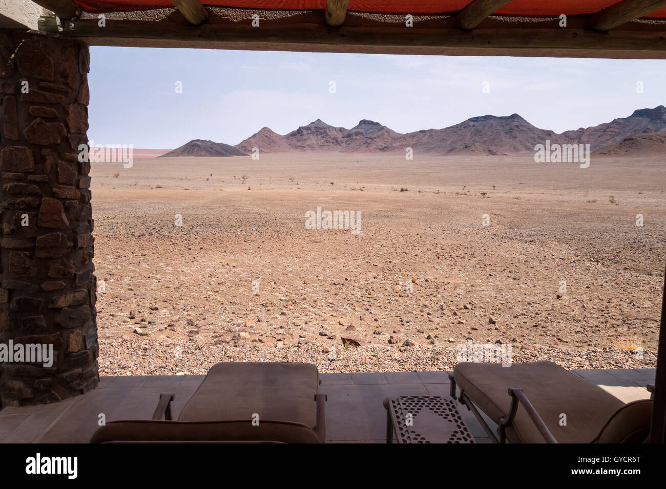 Vue depuis la terrasse de Sossusvlei Desert Lodge, Namib-Naukluft National Park, Namibie Banque D'Images