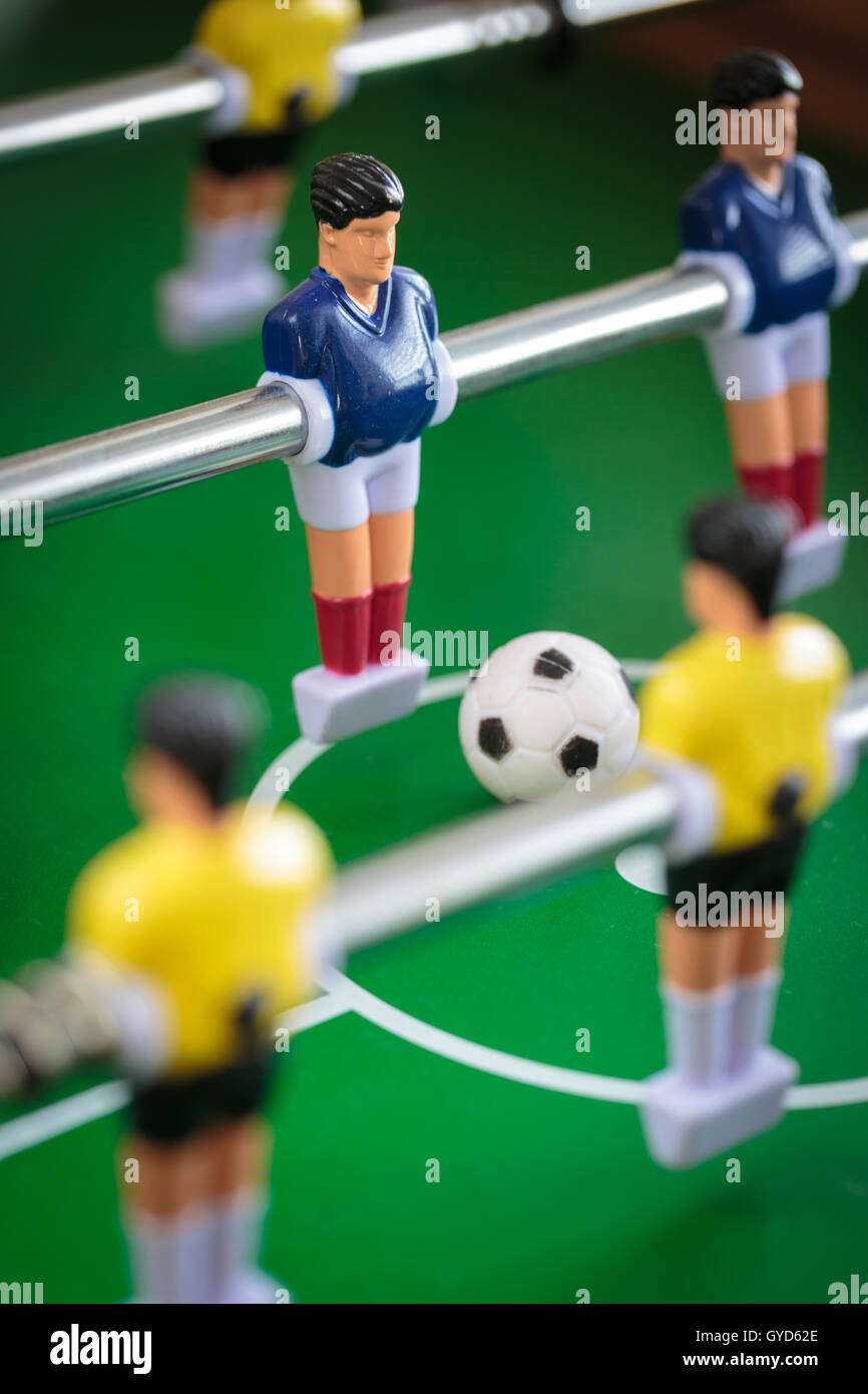 Les joueurs de football de la miniatures jeu de table kicker Banque D'Images