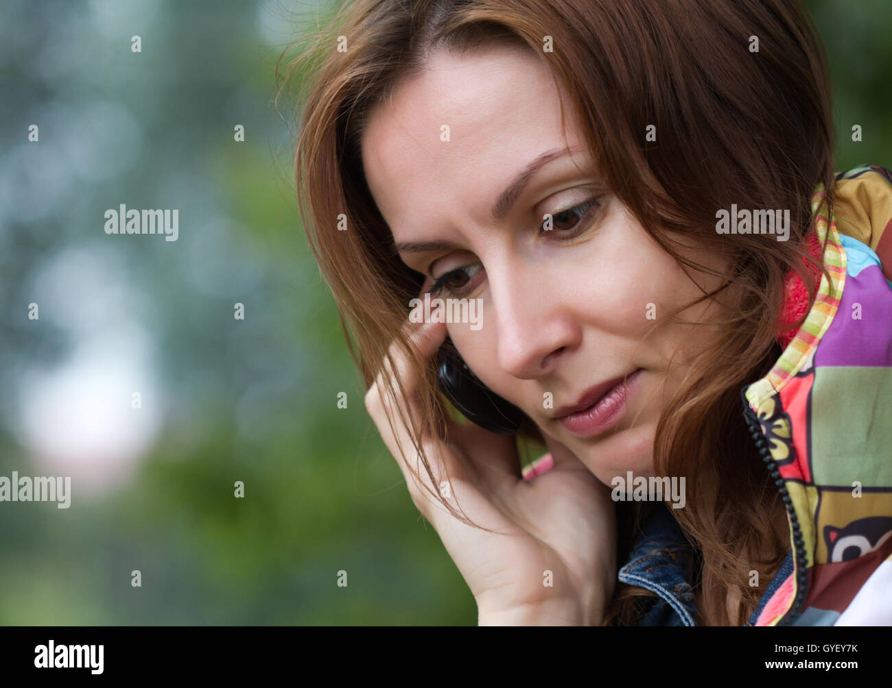 Portrait d'une belle belle belle cute young caucasian Woman (femme, fille, femme) s'exprimant par téléphone mobile Banque D'Images