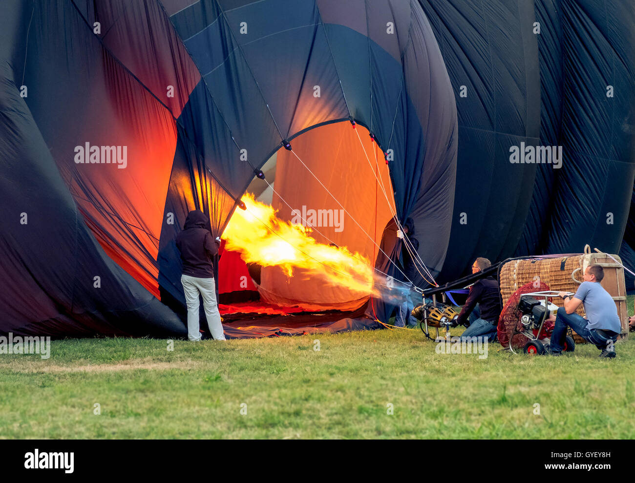 Les pilotes de montgolfière montgolfière gonflage avec le brûleur et le ventilateur. Banque D'Images