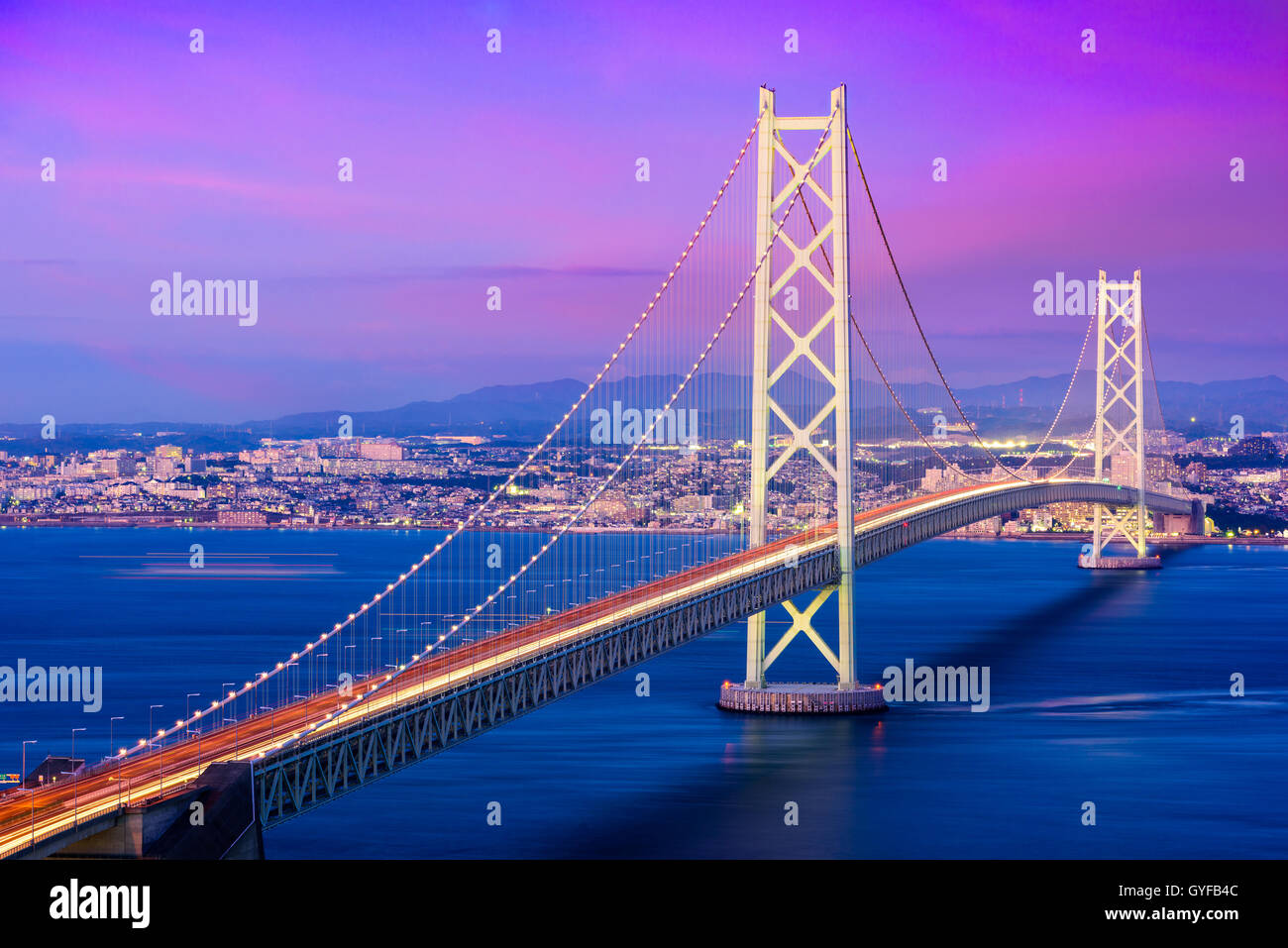 Akashi Kaikyo Bridge enjambant la Mer Intérieure de Seto, d'Awaji Island à Kobe, au Japon. Banque D'Images