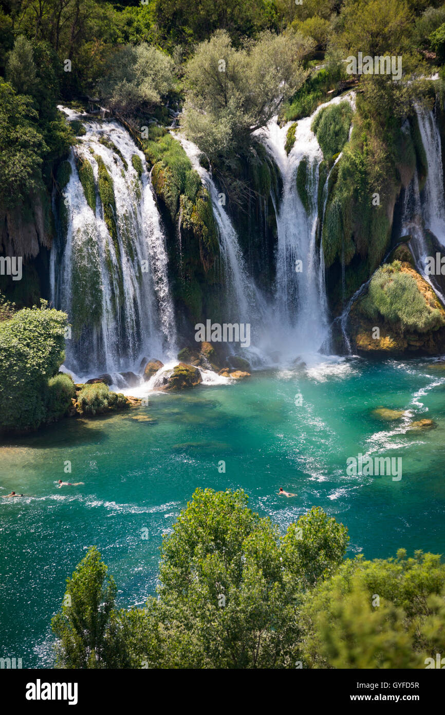 La rivière Trebižat et spectaculaires cascades de Kravice dans les environs de Ljubuški (Ouest France, la Bosnie-et-Herzégovine). Banque D'Images
