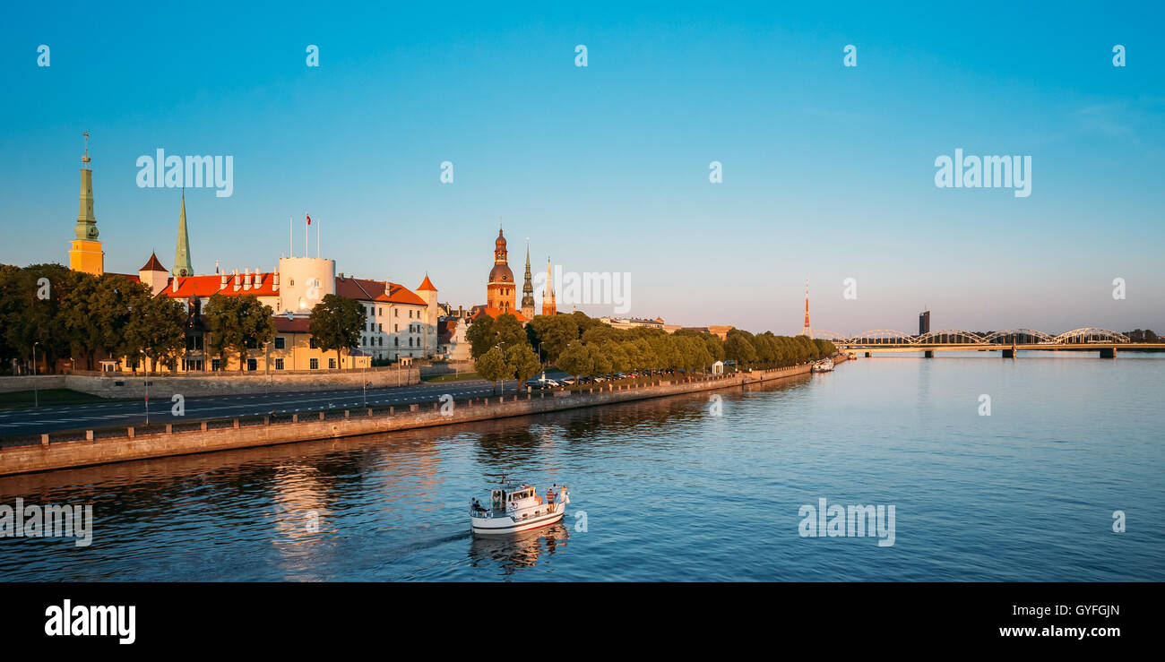 Vue panoramique de Promenad de Daugava, à Riga, Lettonie. Vieux Tours d'église et château médiéval sur l'arrière-plan. Nommé front Ab Damb Banque D'Images