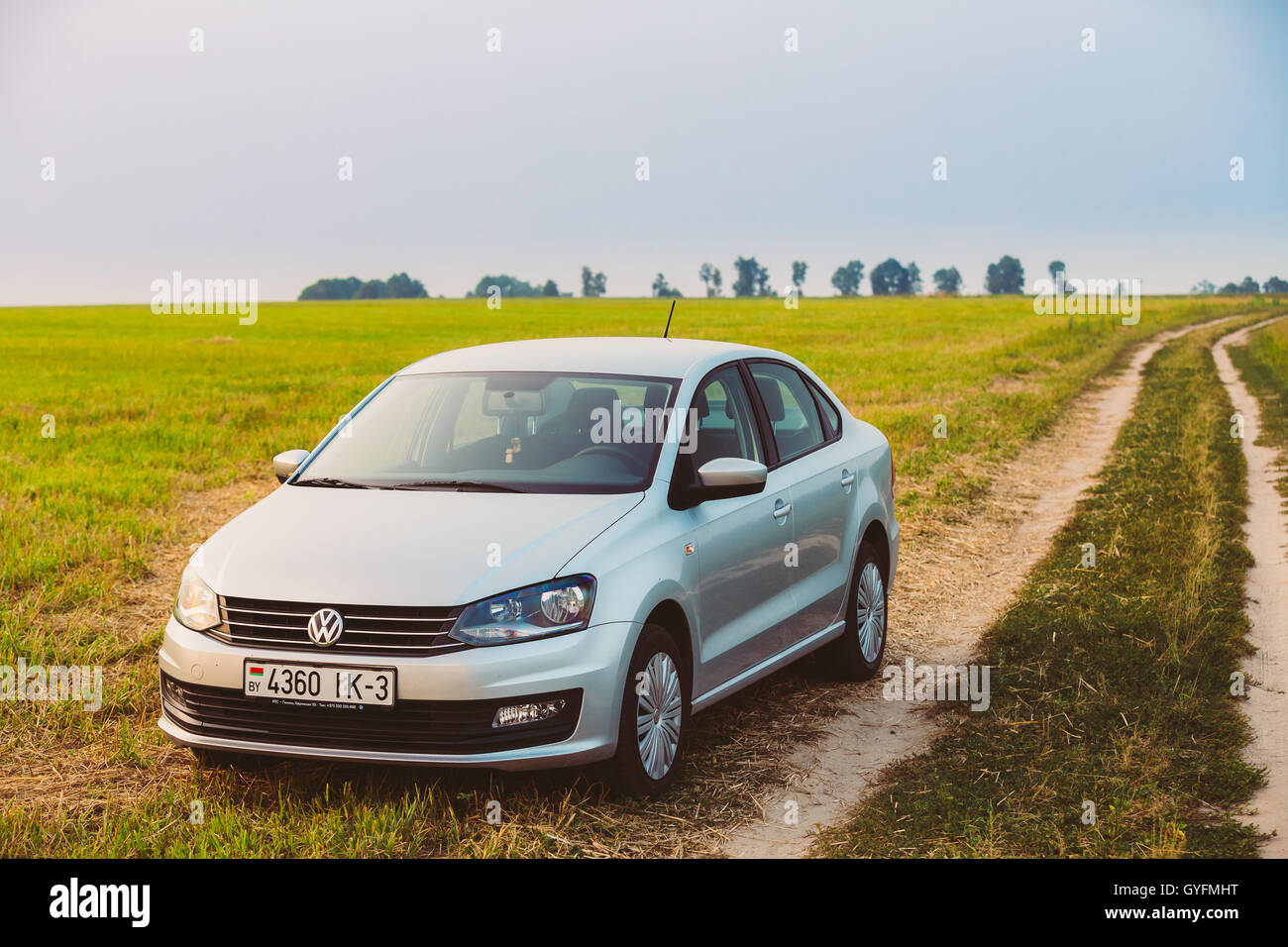 Gomel, Bélarus - 26 juillet 2016 : Volkswagen Polo Parking sur terrain. Le bleu ciel du soir sur un arrière-plan Banque D'Images
