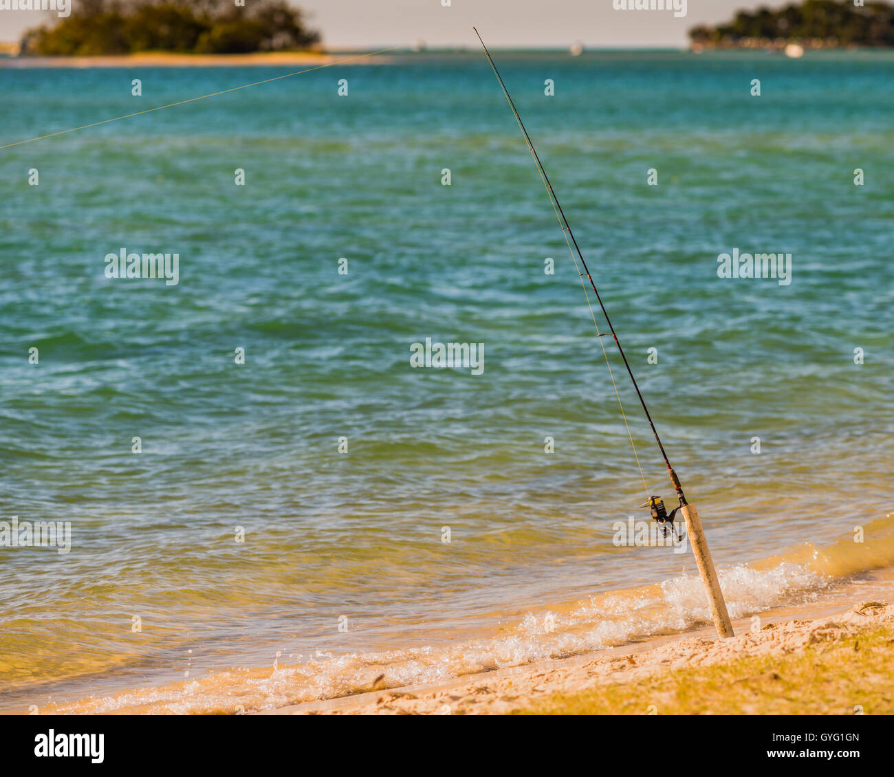Canne à pêche sur la plage à côté de la rivière Noosa dans le Queensland, en Australie Banque D'Images
