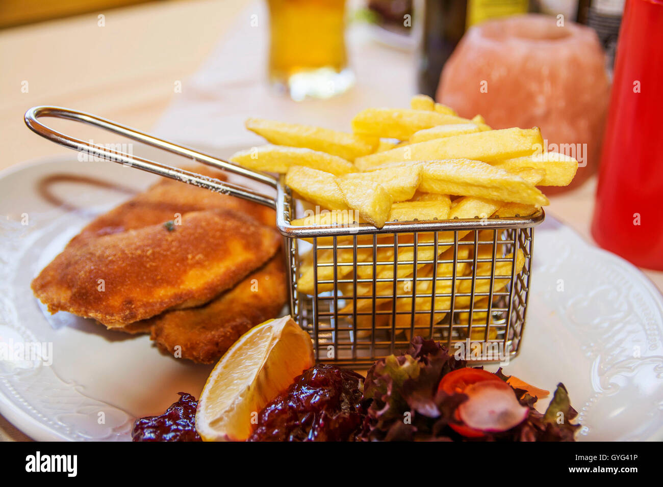 Escalope viennoise avec frites et Confiture de Groseilles Banque D'Images