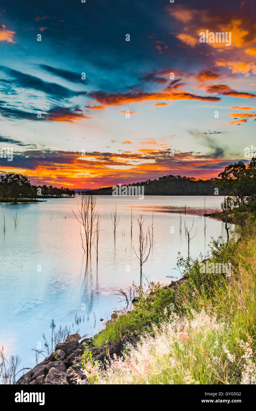 Coucher de soleil sur le barrage de Wivenhoe en traversant la rivière Brisbane au coucher du soleil Banque D'Images
