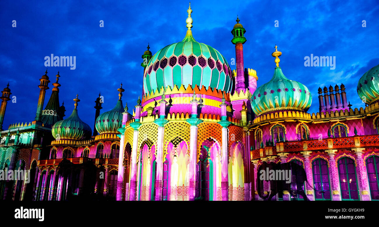 Royal Pavilion de Brighton est éclairé avec projections colorées et des ombres de déménagement les éléphants dans le Dr Blighty festival show. Banque D'Images