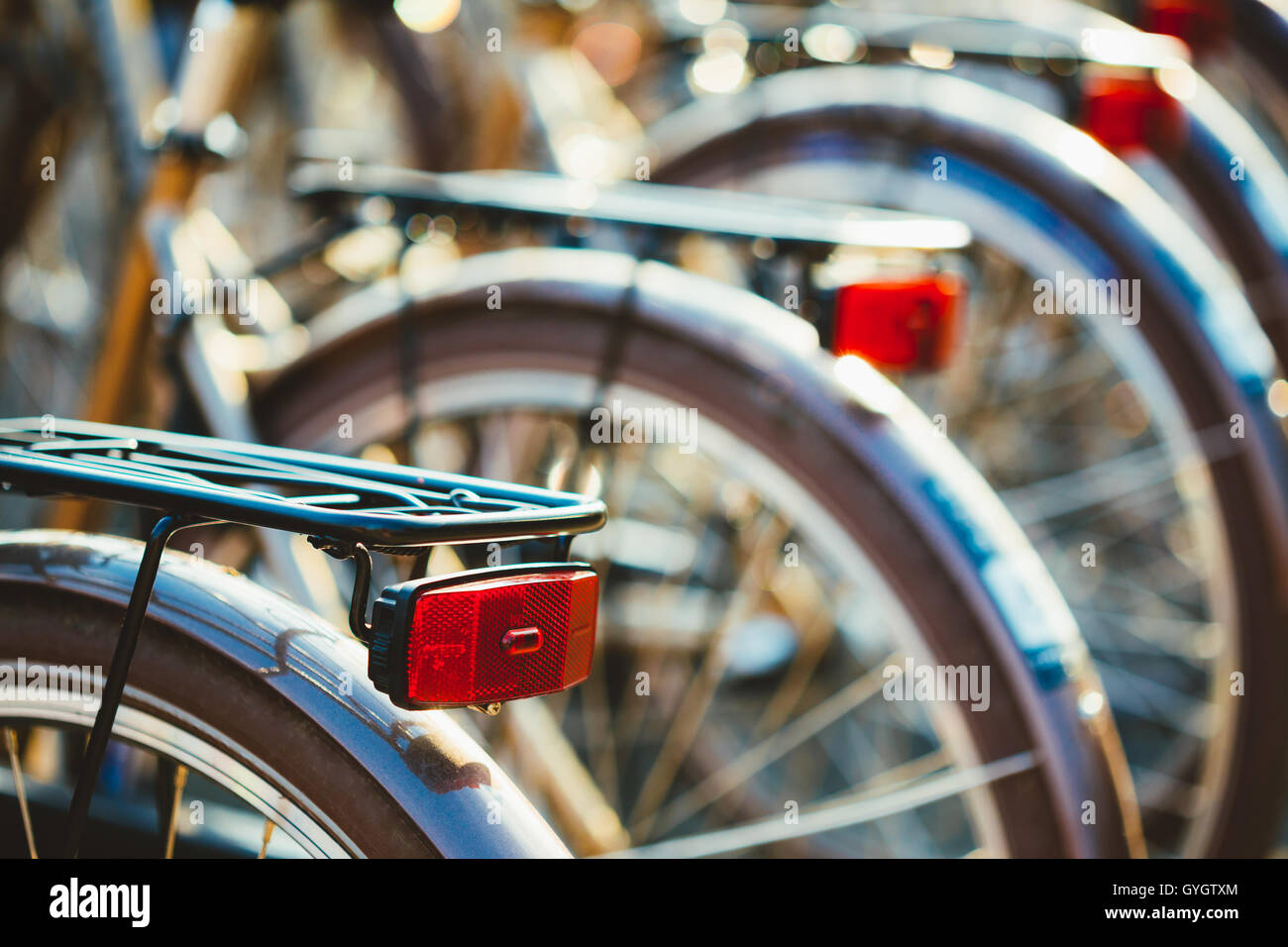 Fermer la vue d'une rangée de vélos Vintage identiques à louer pour le vélo de ville Parking sur la rue dans la capitale européenne Banque D'Images