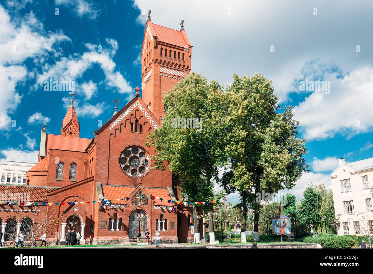 Minsk, Belarus - 27 août 2014 : Église catholique biélorusse de Saints Simon et Helen - Eglise rouge sur la place de l'indépendance en M Banque D'Images