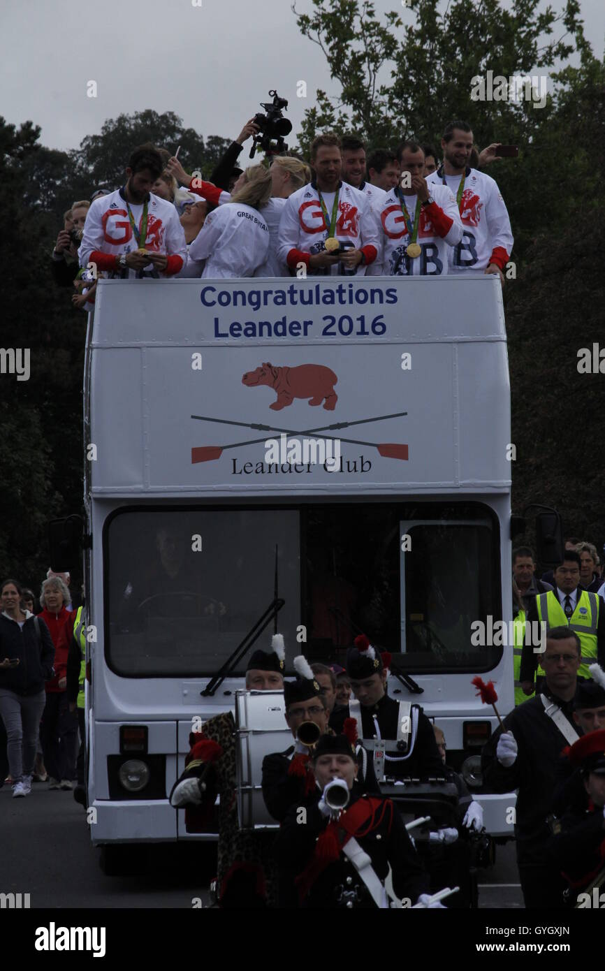 L'équipe d'aviron de l'équipe Go sur un bus top tour à Henley on Thames Banque D'Images