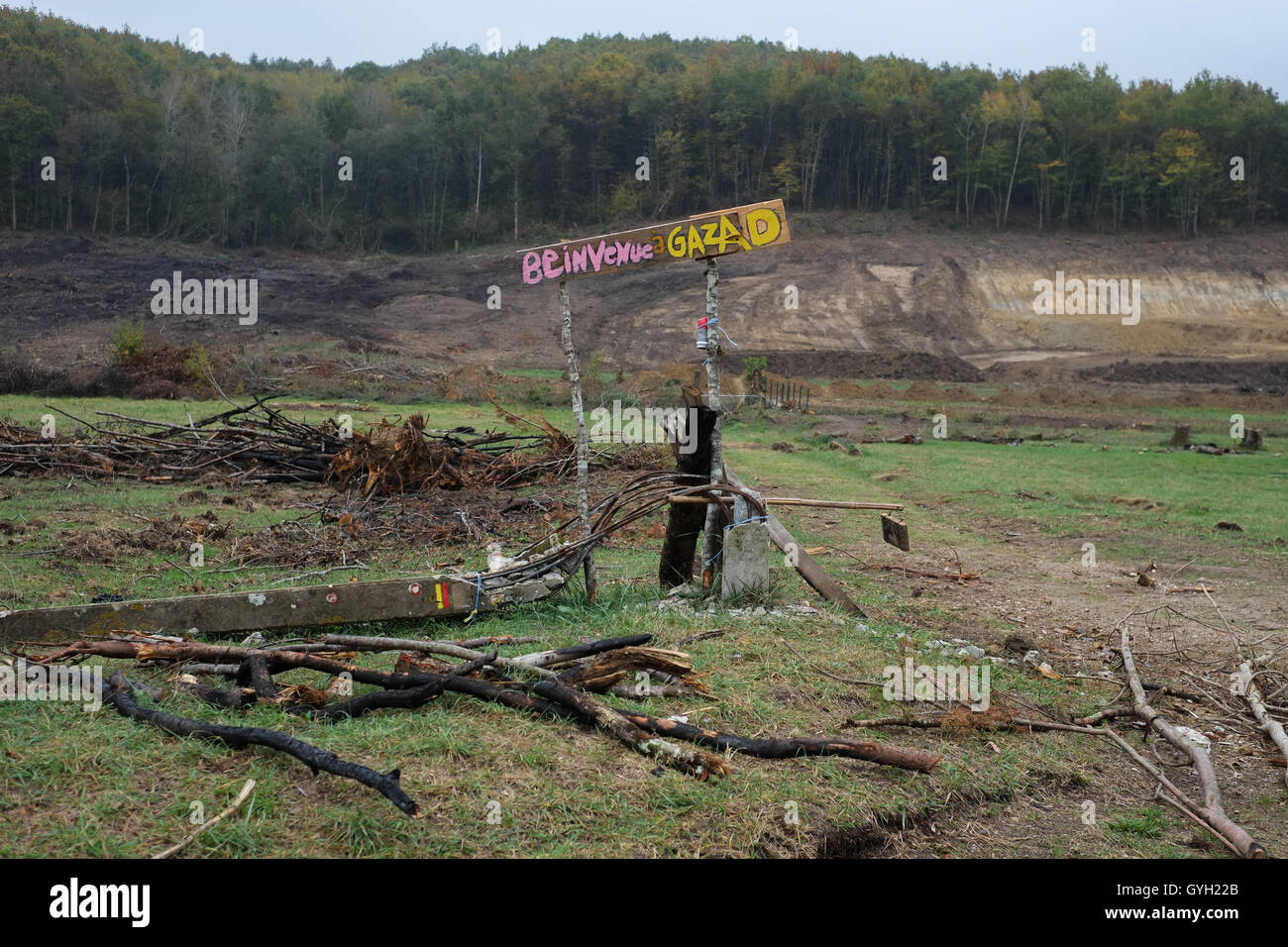 Testet's ZAD - Barrage de Sivens - 05/11/2014 - France / ? Midi-Pyrenee ? / Lisle-Sur-Tarn - Novembre 5th, 2014. Testet's ZAD - 'Bienvenue à GaZAD", référence à la ville de Gaza sur la base de l'enclave palestinienne de la bande de Gaza, où un certain nombre de confrontations entre l'armée israélienne et les Palestiniens ont eu lieu. Dans la nuit du 25 octobre au 26 octobre 2014, de violents affrontements ont opposé les forces de police et manifestants. Ces confrontations ont été particulièrement marquées par le décès de Rémi Fraisse, un écologiste de 21 ans défenseur. - Nicolas Remene / Le Pictorium Banque D'Images