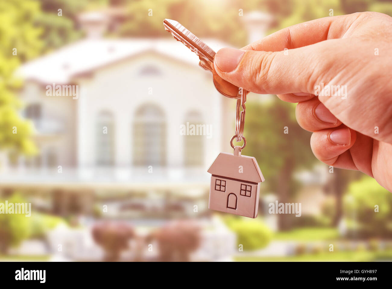 Man Holding keys sur trousseau en forme de maison Banque D'Images