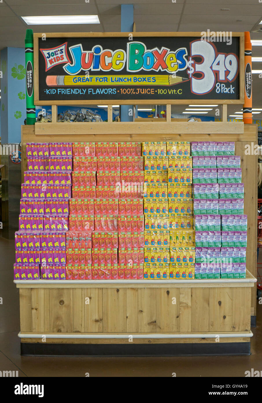 Boîtes de jus pour enfants à vendre à TRADER JOE'S sur la vieille route de campagne et jardin de ville de Long Island, New York. Banque D'Images